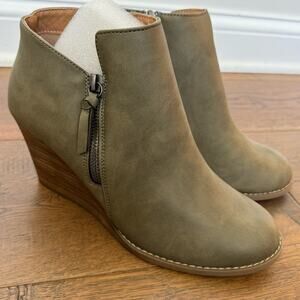 Report Footwear Guine Faux Suede Ankle Zip Wedge Bootie Olive Women's 9 NEW